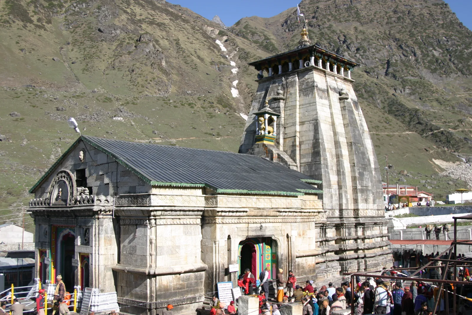 Kedarnath Jyotirlinga temple against the snow-capped Garhwal Himalayas